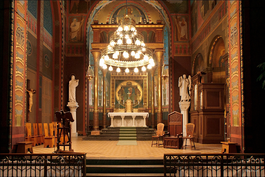 Kostel Zvěstování Panny Marie - Lustr a oltář